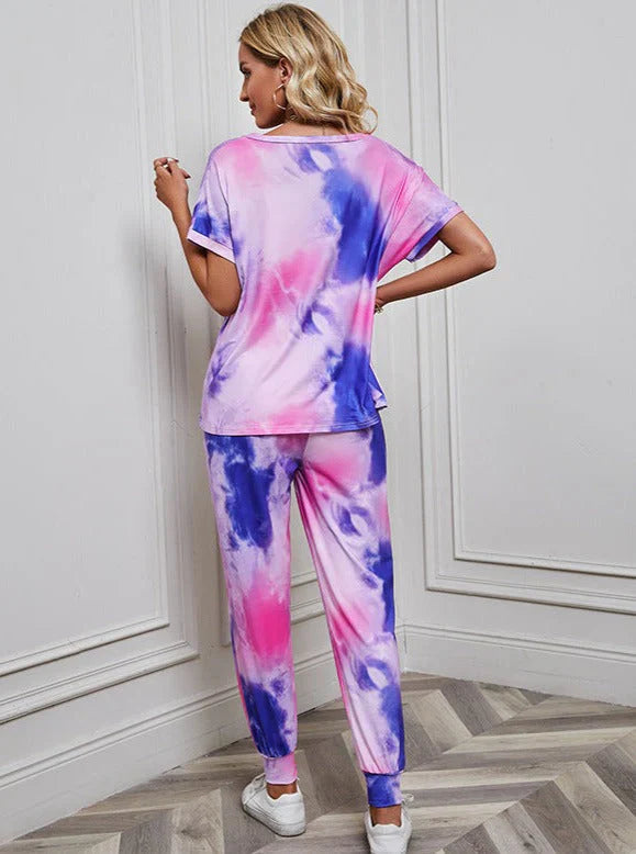 Ibo | set bestaande uit shirt en broek in een tie-dye patroon in roze en blauw