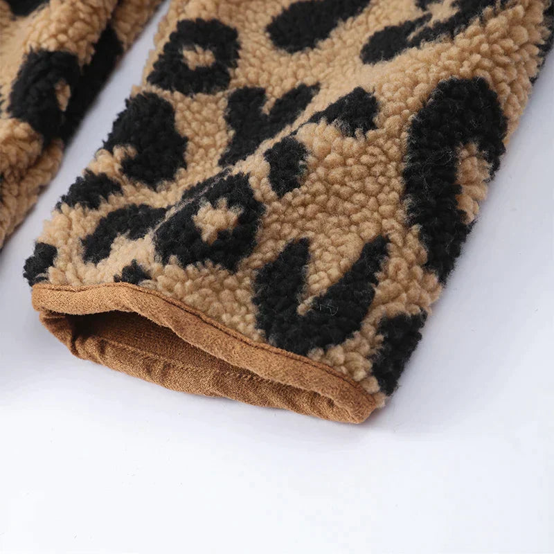 Leopardfrost – stijlvolle winterjas met luipaardmotief voor dappere vrouwen